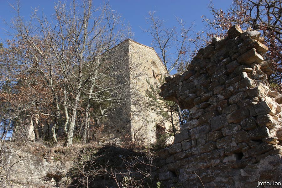 st-donat-42web.jpg - Saint Donat le Bas - Au Nord/Ouest de l'église, à une vingtaine de mètres se trouve une ruine qui, vu sa forme, dû être une petite chapelle