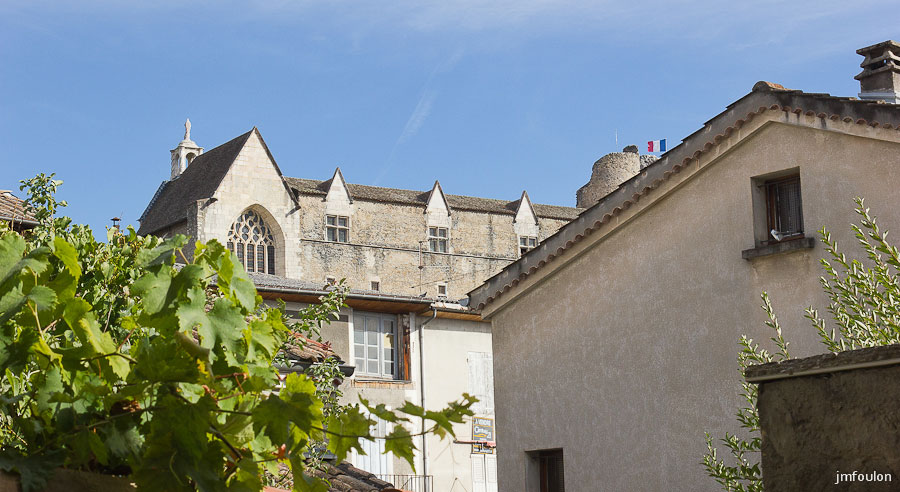 ch-tallard-inter-001.jpg - Une partie du château vue depuis le village. La chapelle St Jean et la partie renaissance du château.