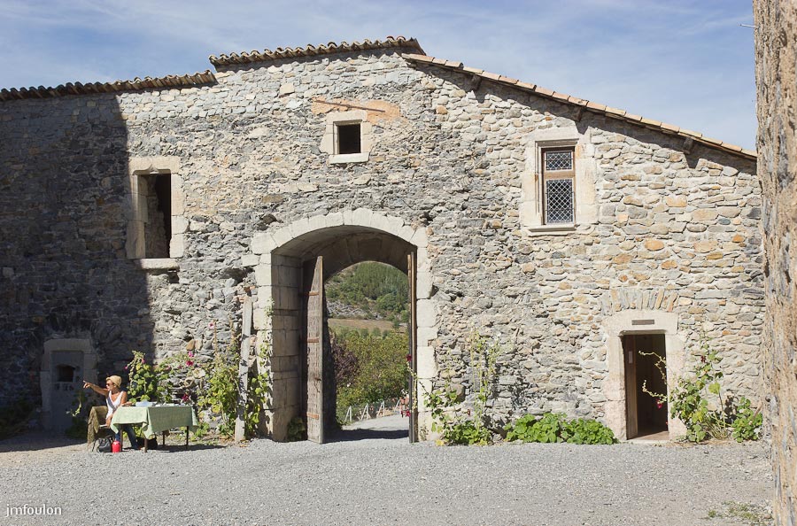 ch-tallard-inter-005.jpg - Nous voici dans la Cour d'Honneur. Ici le châtelet d'entrée vu de l'intérieur.