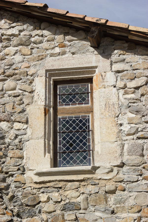 ch-tallard-inter-007.jpg - Fenêtre au Sud /Est du châtelet d'entrée.