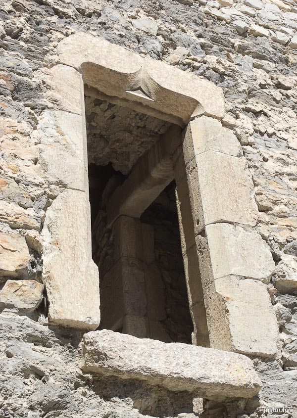 ch-tallard-inter-009.jpg - Fenêtre au Nord/Ouest du châtelet d'entrée.