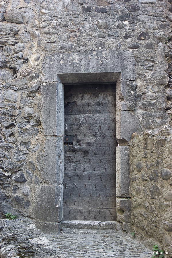 ch-tallard-inter-010.jpg - Porte de la Tour de la Prison (autre  vue).