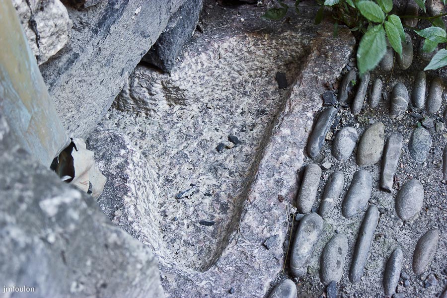 ch-tallard-inter-011.jpg - Pierre taillée pour l'évacuation des eaux de pluie.