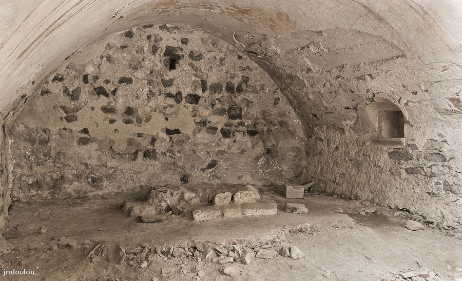 ch-tallard-inter-012.jpg - La chapelle souterraine. On aperçoit au centre les restes de l'hotel et à droite, une niche ou le prètre se lavait les mains.