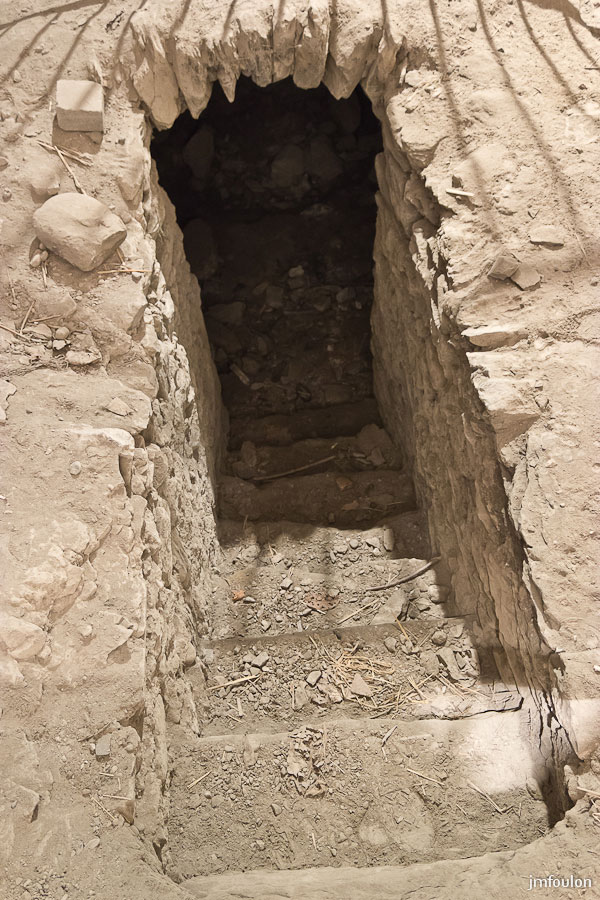 ch-tallard-inter-013.jpg - La chapelle souterraine. On Nord de celle-ci se trouve une crypte funéraire dans laquelle sont enterrés les seigneurs et leur famille. Berbardin de Clermont y sera inhumé en 1522. Etienne de Bonne d'Auriac et des membres de sa famille s'y trouvent également.