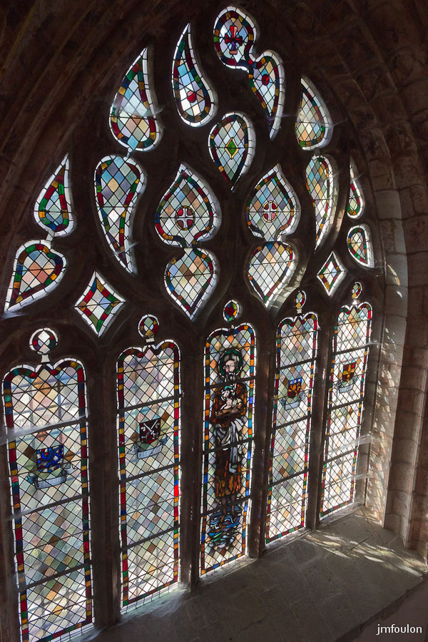 ch-tallard-inter-019.jpg - Chapelle St Jean. Les vitreaux sur la face Nord/Ouest.