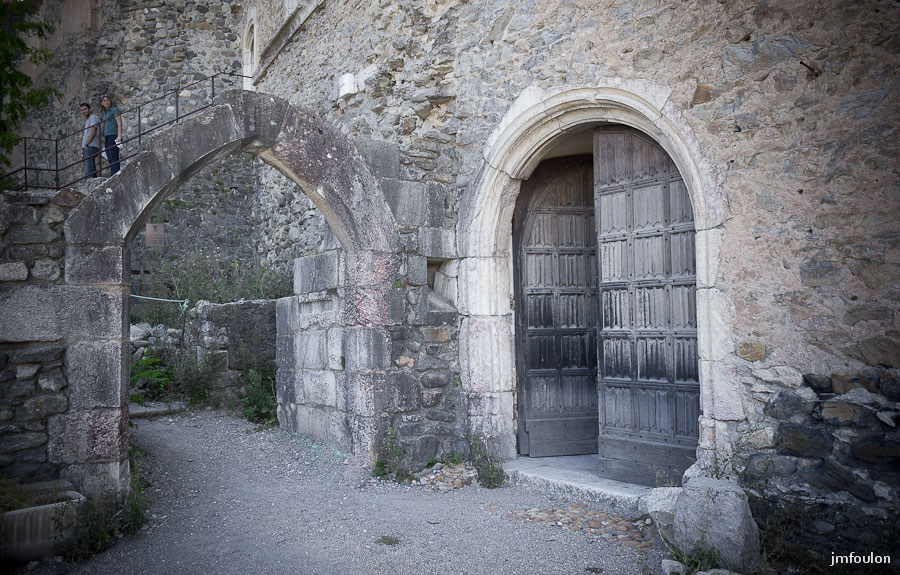 ch-tallard-inter-022.jpg - Porche d'accès sur la Cour des Gardes depuis la Cour d'Honneur. A droite, accès à la partie basse de l'Aile des Gardes ou se succèdent trois salles voûtées, dont une, jouxtant la chapelle, faisait office de sacristie.