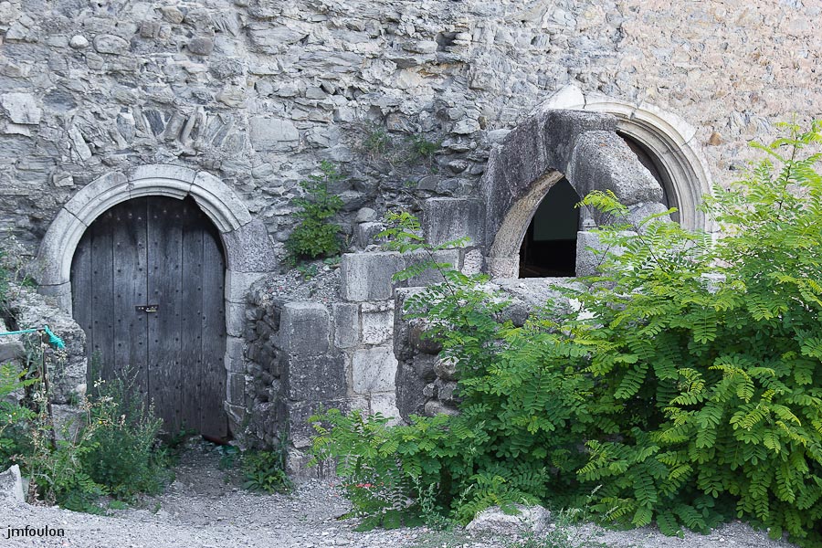 ch-tallard-inter-023.jpg - Nous sommes dans la Cour des Gardes (fin XVe - début XVIe). Entrée de la salle des Chevaliers.