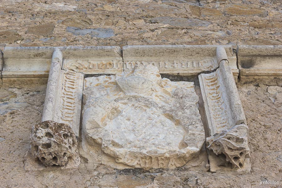 ch-tallard-inter-025.jpg - Blason des Clermont sur la façade Sud/Est de l'Aile des Gardes, martelé à la révolution de 1789.