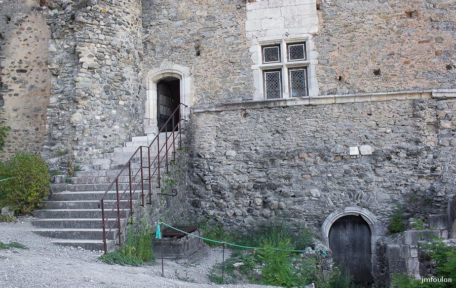ch-tallard-inter-026.jpg - A gauche en haut de l'escalier, l'entrée de la salle des Gardes