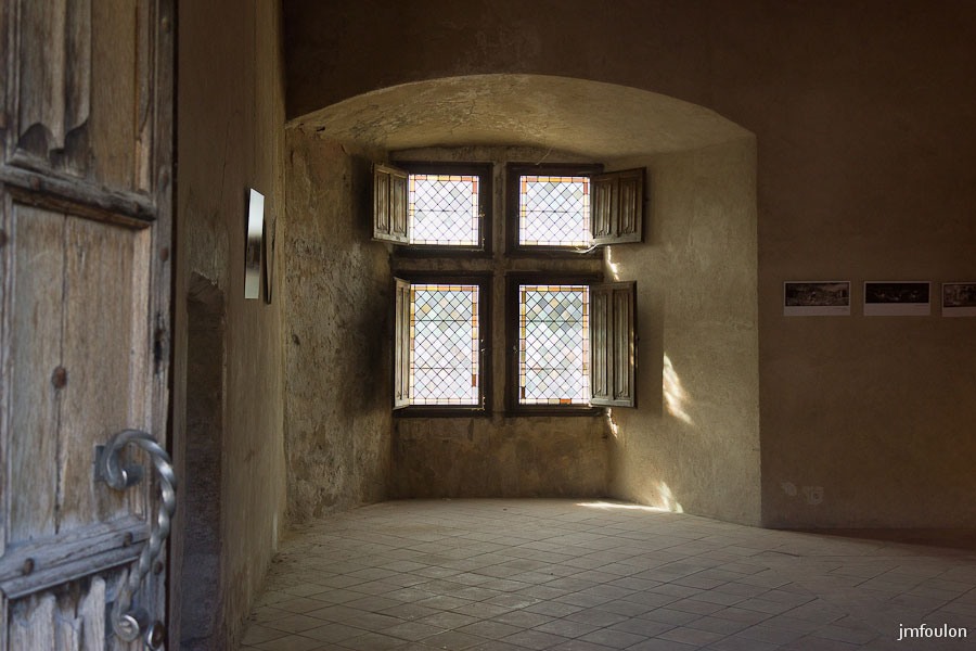 ch-tallard-inter-027.jpg - Nous entrons dans la salle des Gardes. Celle-ci fait 300 m². Les fenêtres sont équipées de volets intérieurs.