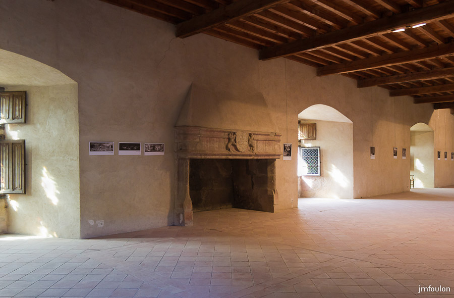 ch-tallard-inter-028.jpg - Salle des Gardes et son unique cheminée.