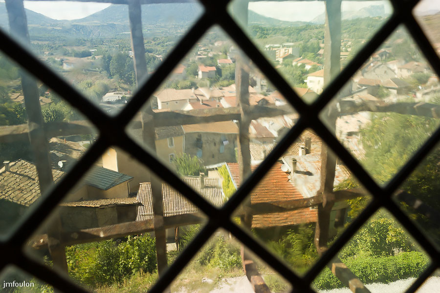 ch-tallard-inter-029.jpg - Vue sur Tallard depuis une des quatre fenêtres Nord/Ouest de la salle des Gardes. Celles-ci sont équipées de barreaux, à l'inverse de celles donnant sur la Cour d'Honneur.
