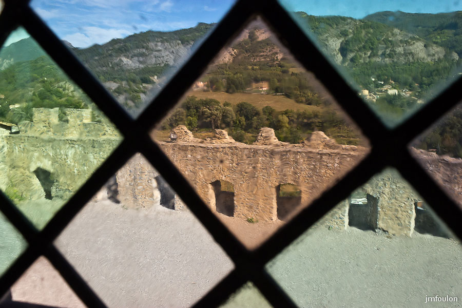 ch-tallard-inter-030.jpg - Vue sur la Cour d'Honneur depuis une des sept fenêtres de la salle des Gardes.
