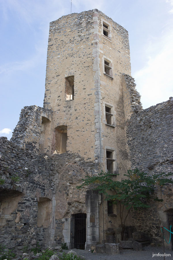ch-tallard-inter-034.jpg - La tour de l'Escalier. Nous somme dans la Haute Cour. Cette tour déservait les étages du château.