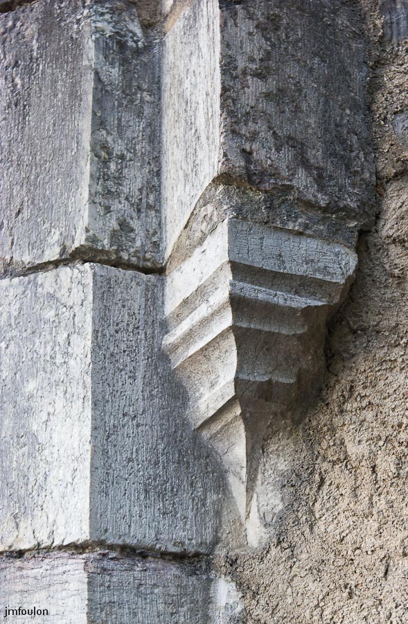 ch-tallard-inter-036.jpg - Détail sur le jambage de l'entrée de la Tour de l'Escalier.