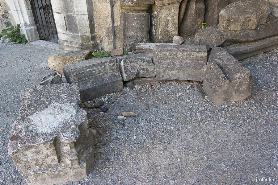 ch-tallard-inter-037.jpg - Pierrres de taille au sol dans la Haute Cour.