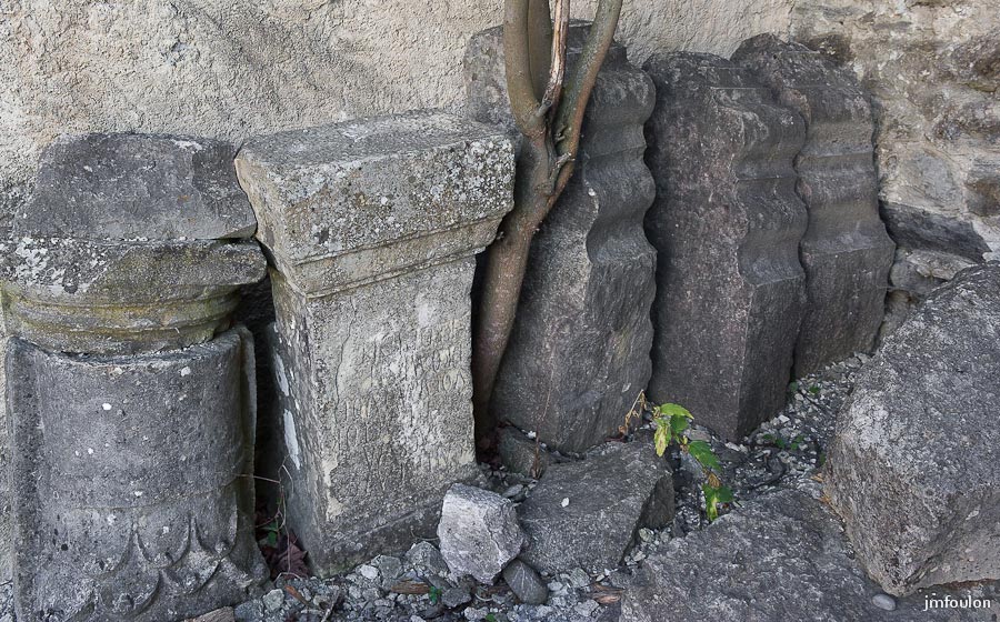 ch-tallard-inter-038.jpg - Pierrres de taille et tombale adossées à la Tour de l'Escalier.