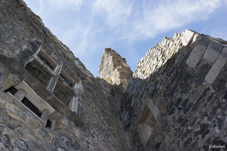 ch-tallard-inter-041.jpg - A gauche le Logis des Seigneurs. A droite les vestiges du donjon carré.