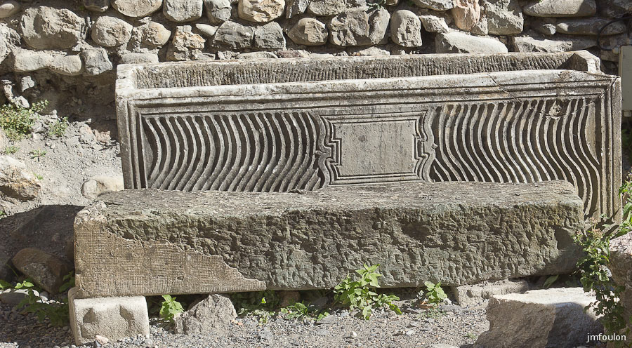 ch-tallard-inter-045.jpg - Un vieux caveau ? ...