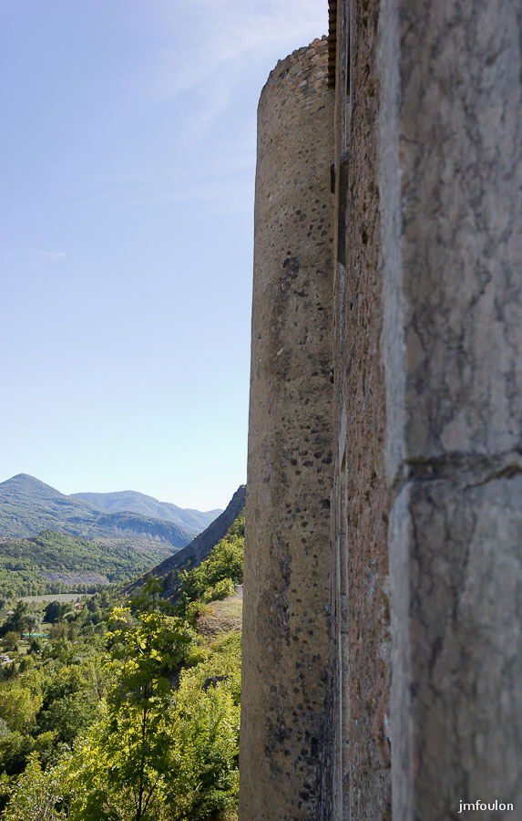 ch-tallard-inter-047.jpg - Vue sur la Tour Sud depuis une des fenêtres donnant sur la Durance.