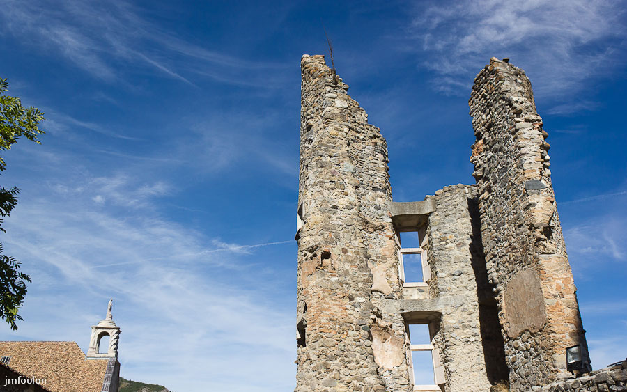 ch-tallard-inter-049.jpg - Tour Est et à gauche toiture de la chapelle et sa statue de la Trinité.