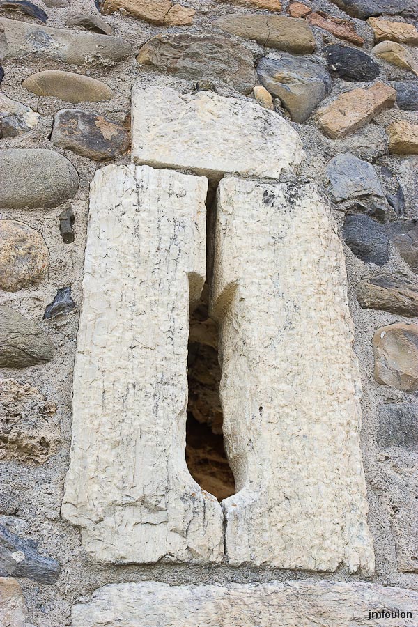 ch-tallard-inter-053.jpg - Meurtrière sur la Tour Est.