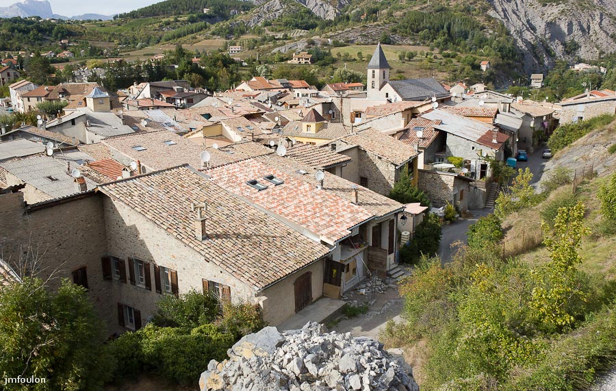 ch-tallard-inter-056.jpg - Vue sur le village de Tallard depuis la Tour de la Prison. Et voila! La visite est terminée ...