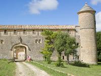 chateau-javon-002-2  Château de Javon - Ce château est situé sur la commune de Lioux.  En 1475, Javon fut inféodée par Léon X à François Baroncelli, en récompense de ses services. La construction du château date probablement de cette époque