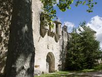 chateau-javon-008-2  Château de Javon - Entrée Sud surmontée d'un assommoir et de deux guérites. On y voit également les armes des seigneurs du lieu. On aperçois également le clocher de la chapelle