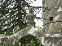 chateau-javon-017-2  Château de Javon - Portail surmonté d'un buste donnant sur une pièce d'eau