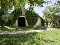 chateau-javon-023-2  Château de Javon - De l'autre côté de la route au Sud, les granges et fermes du château