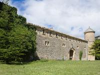 chateau-javon-027-2  Château de Javon - Vue sur la longue façade Est, visiblement remaniée au niveau des crénaux