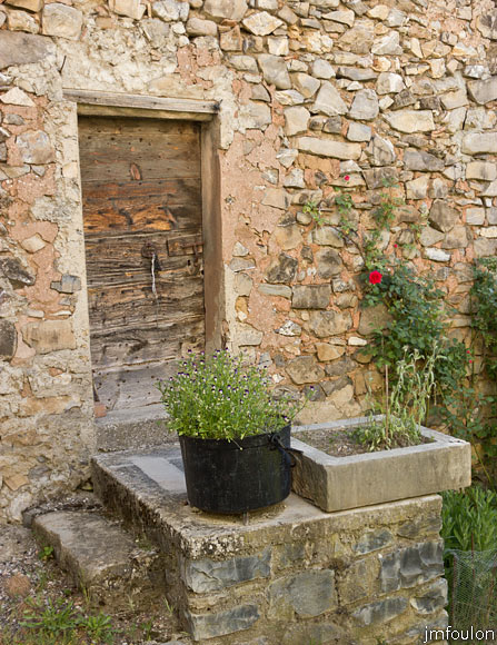rav-terre-basse-02.jpg - Châteaufort - Porte et palier sur un pignon