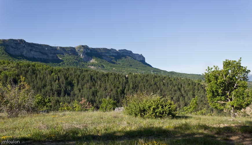 rav-terre-basse-07.jpg - L' hubac de Gache et sa crête (1357 m)