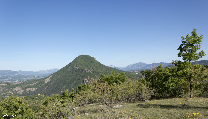 rav-terre-basse-11.jpg - Autre vue sur Hongrie d'un peu plus haut. A droite au loin au plus haut, le Pic d' Aujour (1834 m)