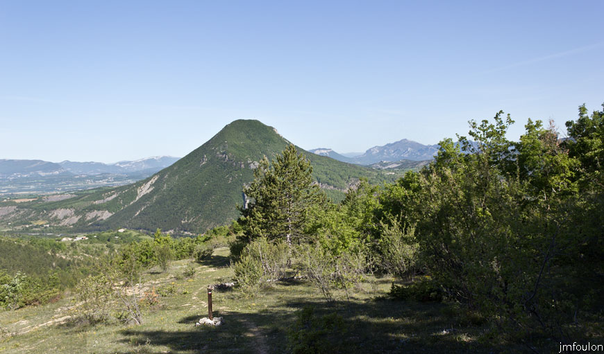 rav-terre-basse-14.jpg - Autre vue sur Hongrie (vue à contresens de la marche) - Ici le sentier bifurque et longe plus haut une crête qui ouvre la vue vers l'Est et le Ravin de Terre Basse par lequel nous rejoindrons Châteaufort
