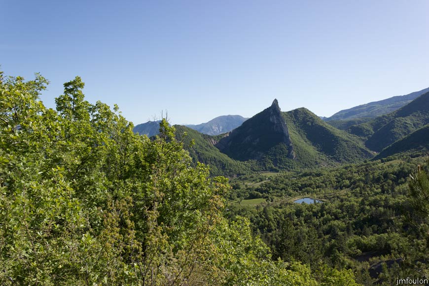 rav-terre-basse-15.jpg - Vue sur Terre Basse. Au dessus de la retenue d'eau: La Brèche d'Entraix (1126 m)  - A sa droite: le Col des Aubrettes