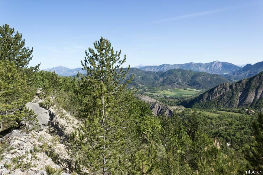 rav-terre-basse-16.jpg - A gauche la crête que nous venons de longer - A droite en bas le hameau des Jaumes qui abrite des moines de la Congrégation Saint Jean