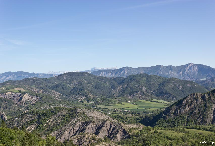 rav-terre-basse-17.jpg - D'un peu plus haut - Nibles et ses terres: Haut et Bas-Plan | Au second plan: la Tête des Monges (1056 m) qui protège Nibles des vents du Nord | Au loin à droite, la Montagne et ses sommets: De G à D -  les Croix (1425 m) le Colombier (1478 m) et les Chanderettes (1551 m) - Au loin les massifs enneigés du Dévoluy