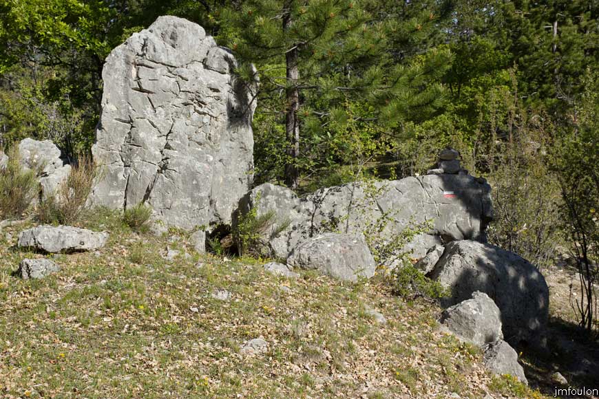 rav-terre-basse-19.jpg - Rochers sur le sentier