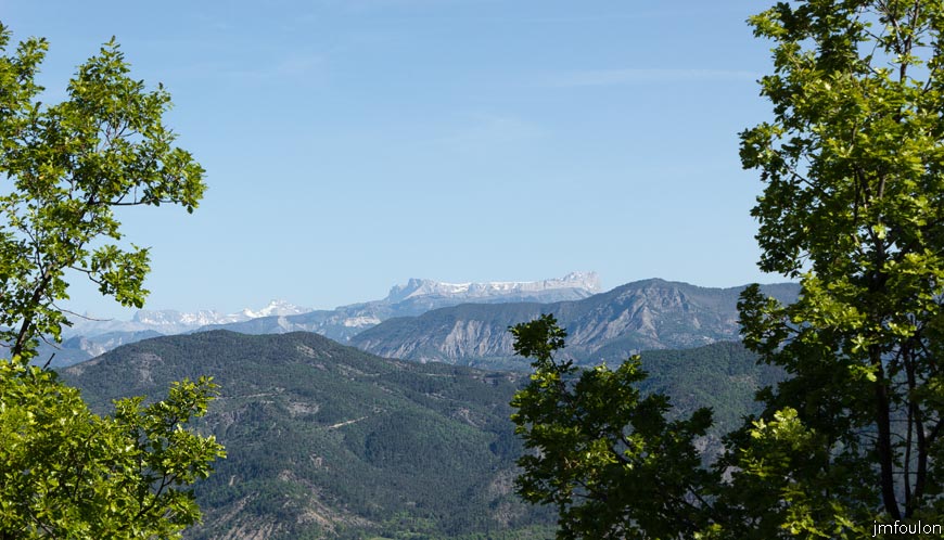 rav-terre-basse-20.jpg - Au loin au centre le Plateau de Bure (Devoluy)