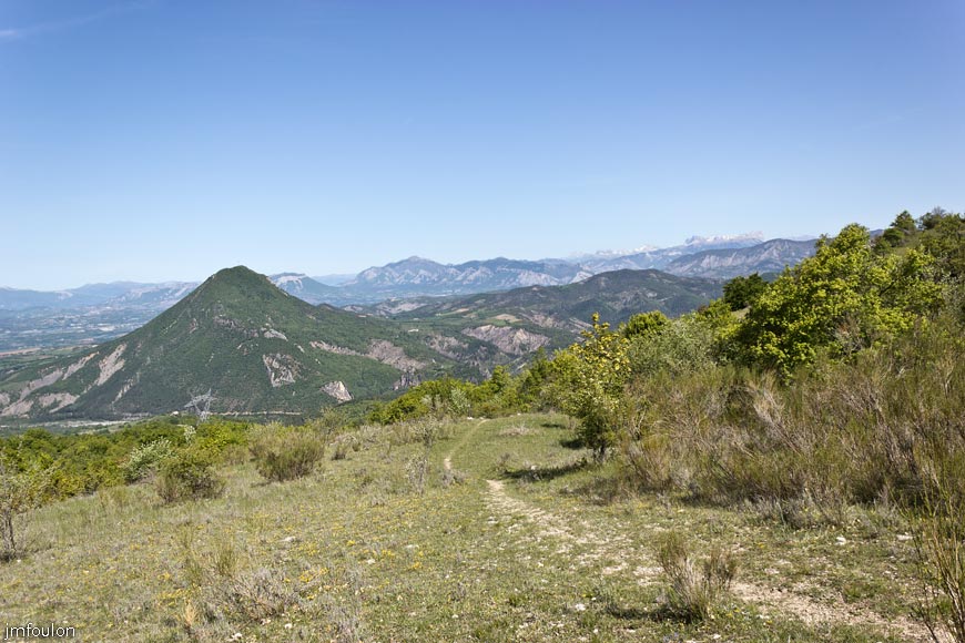 rav-terre-basse-30.jpg - Le sentier et la vue vers le Nord (sens inverse de la marche)