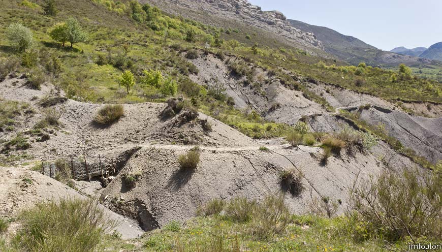 rav-terre-basse-34.jpg - Ca y est, nous changeons de vallée. Nous allons longer l'adret de Gourras jusqu'a Saint Geniez