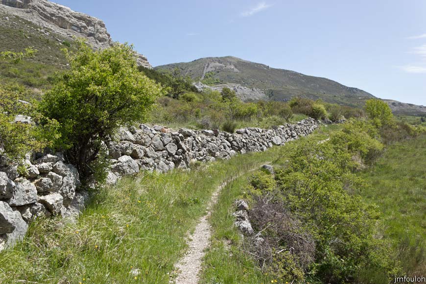 rav-terre-basse-38.jpg - L'ancienne route qui reliais jadis Valernes et Saint Geniez et qui sert toujours aujourd'hui grace au GR. Ici on peu dire que l'on marche sur les pas de ses ancêtres