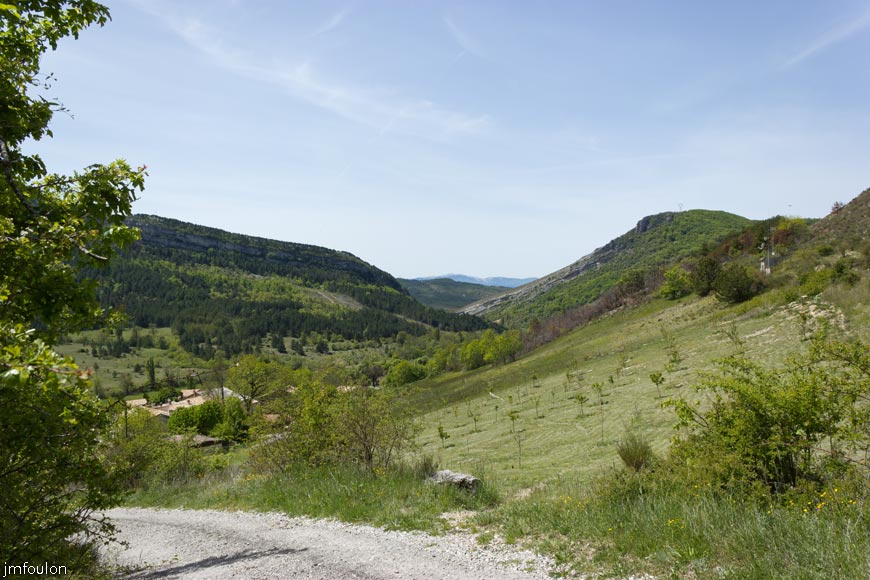 rav-terre-basse-45.jpg - Vue vers l'Ouest depuis la piste. Tout au loin, Lure (1826 m)