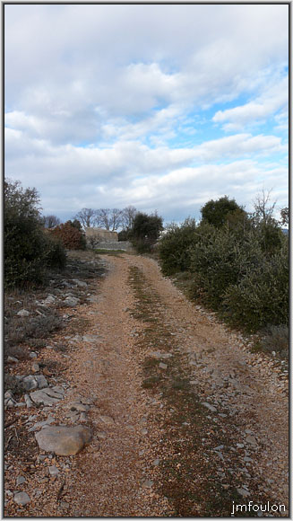 chateauneuf-06web.jpg - Le chemin qui nous mène au second Jas, abandonné celui-ci ...