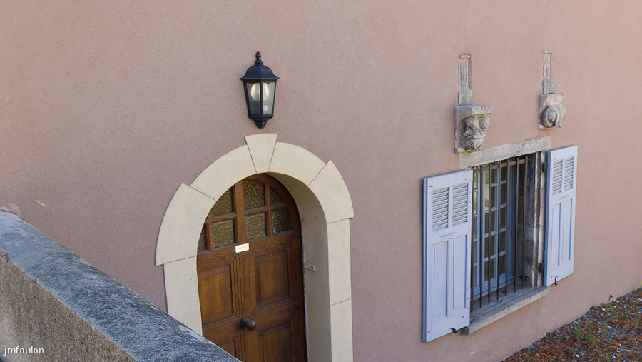 chorges-01.jpg - Le vieux bourg de Chorges - Sur cette maison remaniée, se trouvent les vestiges d'une ancienne ouverture