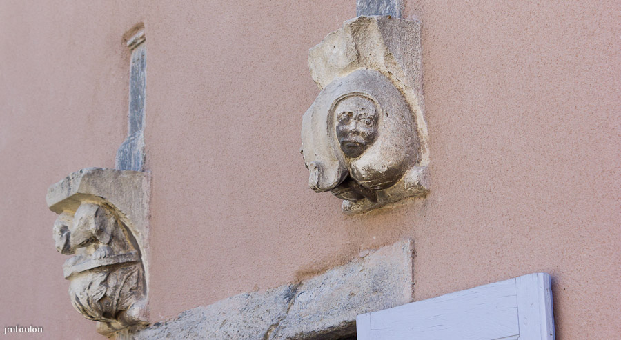 chorges-02.jpg - Le vieux bourg de Chorges - A sa base deux embases finement scultées