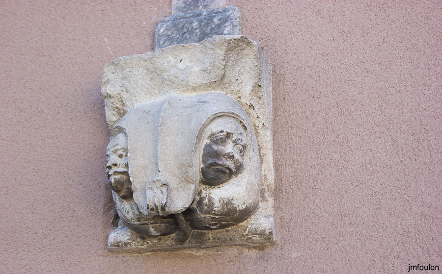 chorges-03.jpg - Le vieux bourg de Chorges - Sur celle de droite, deux visages